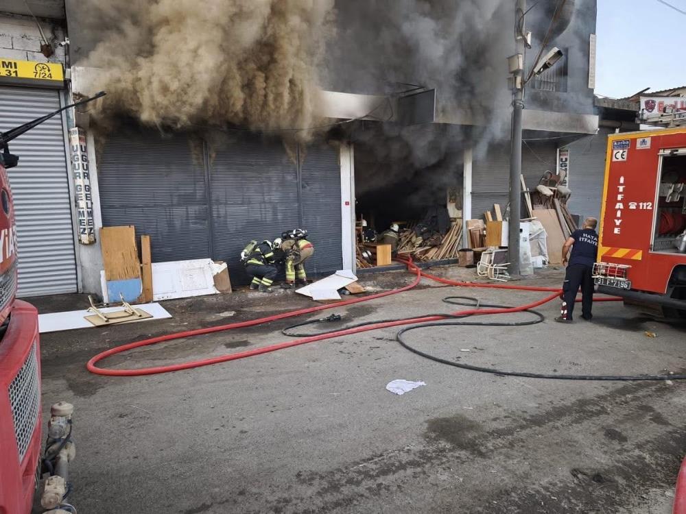 Hatay’ın İskenderun ilçesinde bir mobilya atölyesinde çıkan yangın, itfaiyenin hızlı