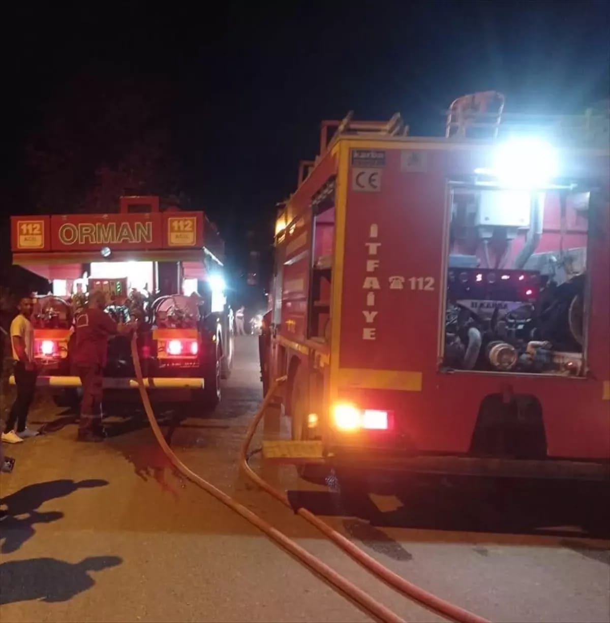 Hatay’ın Defne ilçesinde, Çökek Yaylası’ndaki ormanlık alanda çıkan yangın, ekiplerin