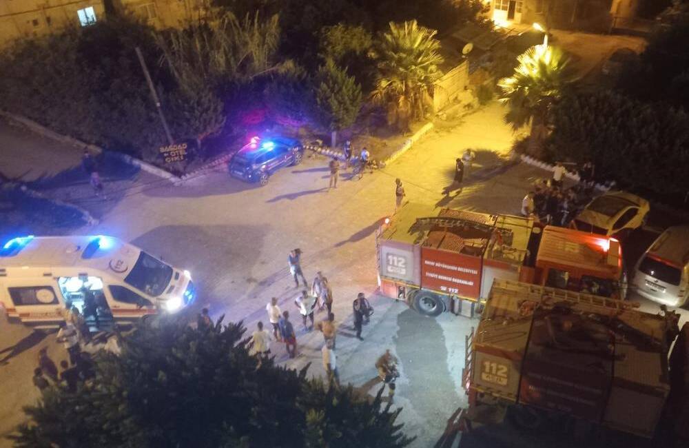 Hatay’ın Samandağ ilçesinde bir otelin üçüncü katında çıkan yangın, ekiplerin