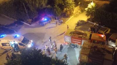 Hatay’ın Samandağ ilçesinde bir otelin üçüncü katında çıkan yangın, ekiplerin