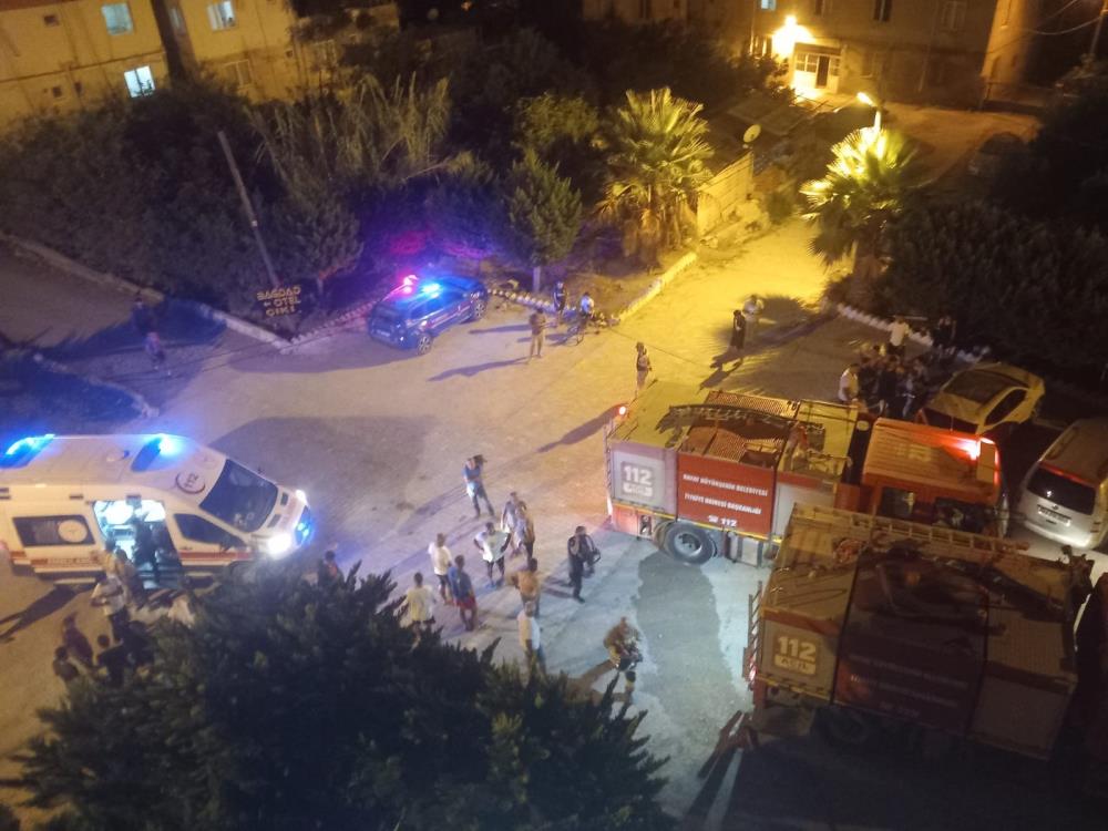 Hatay’ın Samandağ ilçesinde bir otelin üçüncü katında çıkan yangın, ekiplerin