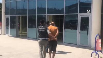 Hatay’ın İskenderun ilçesinde uyuşturucu ele geçirilen otomobildeki 2 şüpheli tutuklandı.