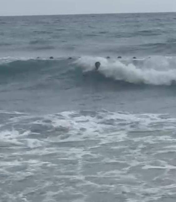 Hatay’ın Samandağ ilçesinde serinlemek amacıyla denize giren iki kız çocuğu,