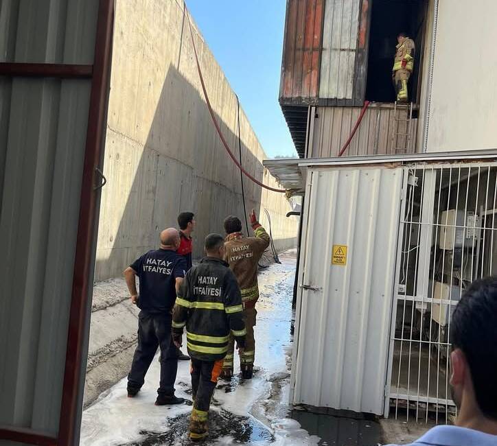 Hatay’ın Antakya ilçesinde mobilyacıların bulunduğu sanayi sitesinde bir iş yerinde
