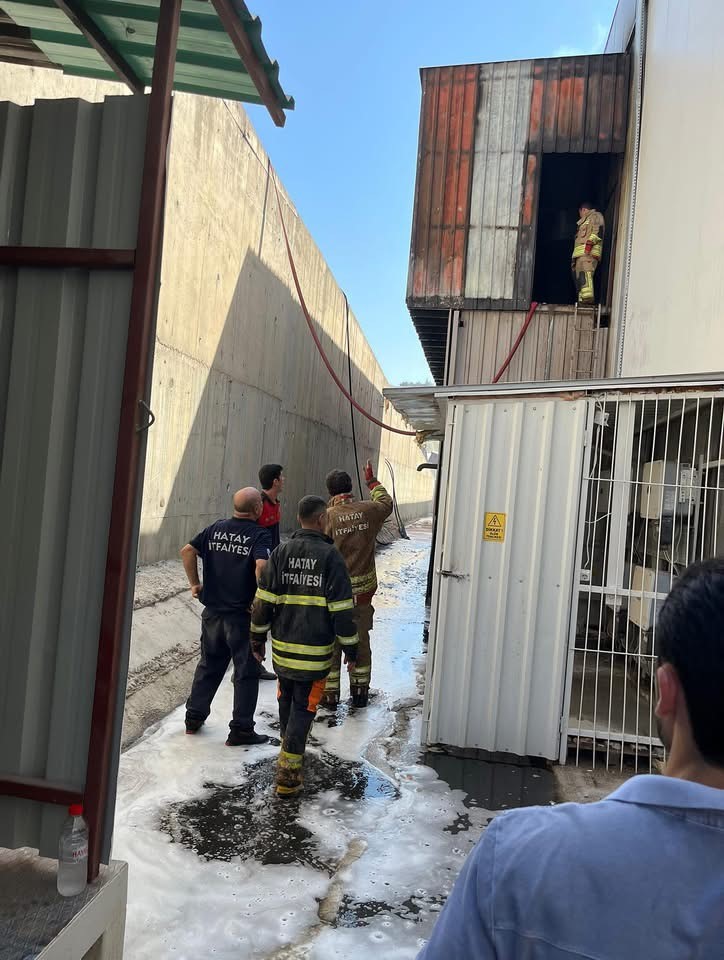 Hatay’ın Antakya ilçesinde mobilyacıların bulunduğu sanayi sitesinde bir iş yerinde