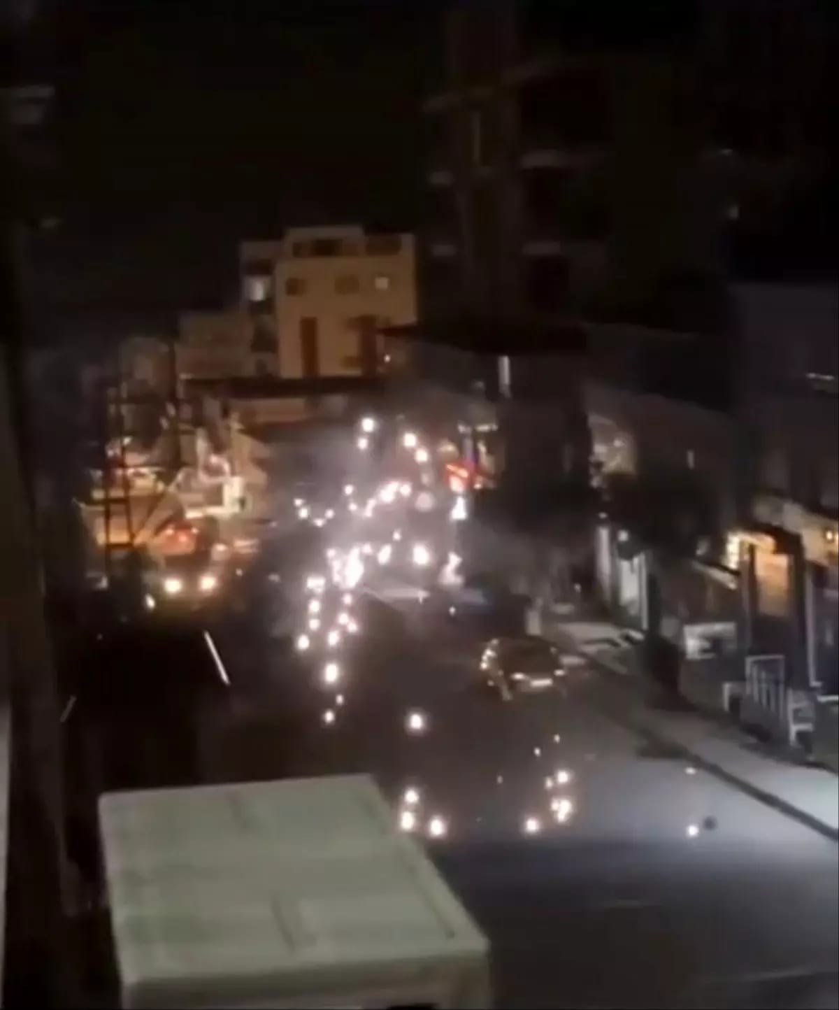 Sıcak havayla genleşen teller, havai fişek patlamasını andıran sesler çıkararak