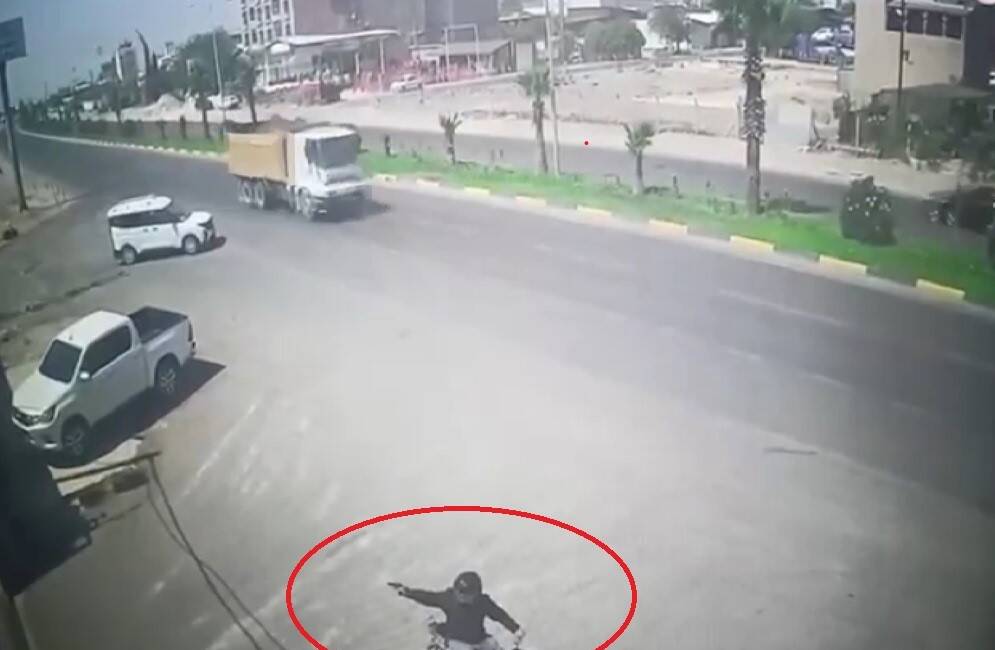 Hatay’ın Kırıkhan ilçesinde bir iş yerine motosikletle gelip silahla ateş