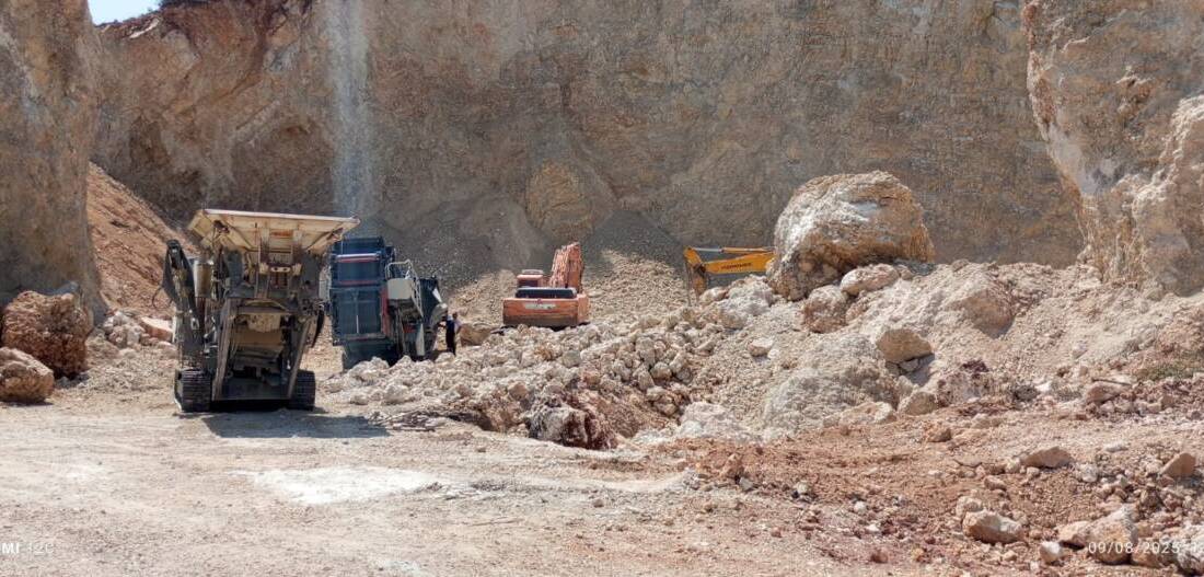 Aknehir Mahallesi Ziyaret 4 Sokak üzerinde bulunan St. Simon Manastır