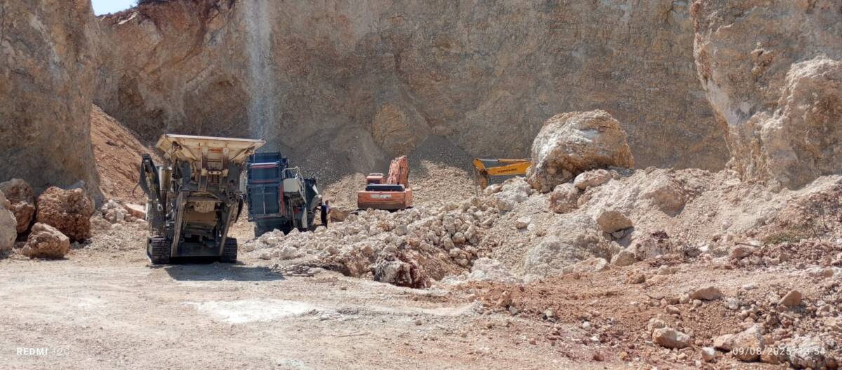 Aknehir Mahallesi Ziyaret 4 Sokak üzerinde bulunan St. Simon Manastır