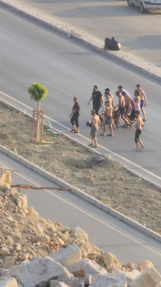 Hatay’ın İskenderun ilçesinde denize giren 22 yaşındaki genç, akıntıya kapılarak