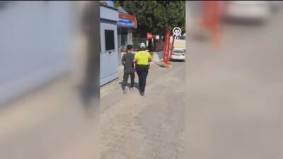 Hatay’ın Arsuz ilçesinde, motosiklet üzerinde akrobatik hareketler yaparak trafiği tehlikeye