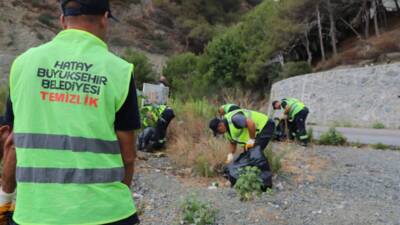 Hatay Büyükşehir Belediyesi (HBB), sahillerde yürüttüğü temizlik çalışmalarıyla hem çevre