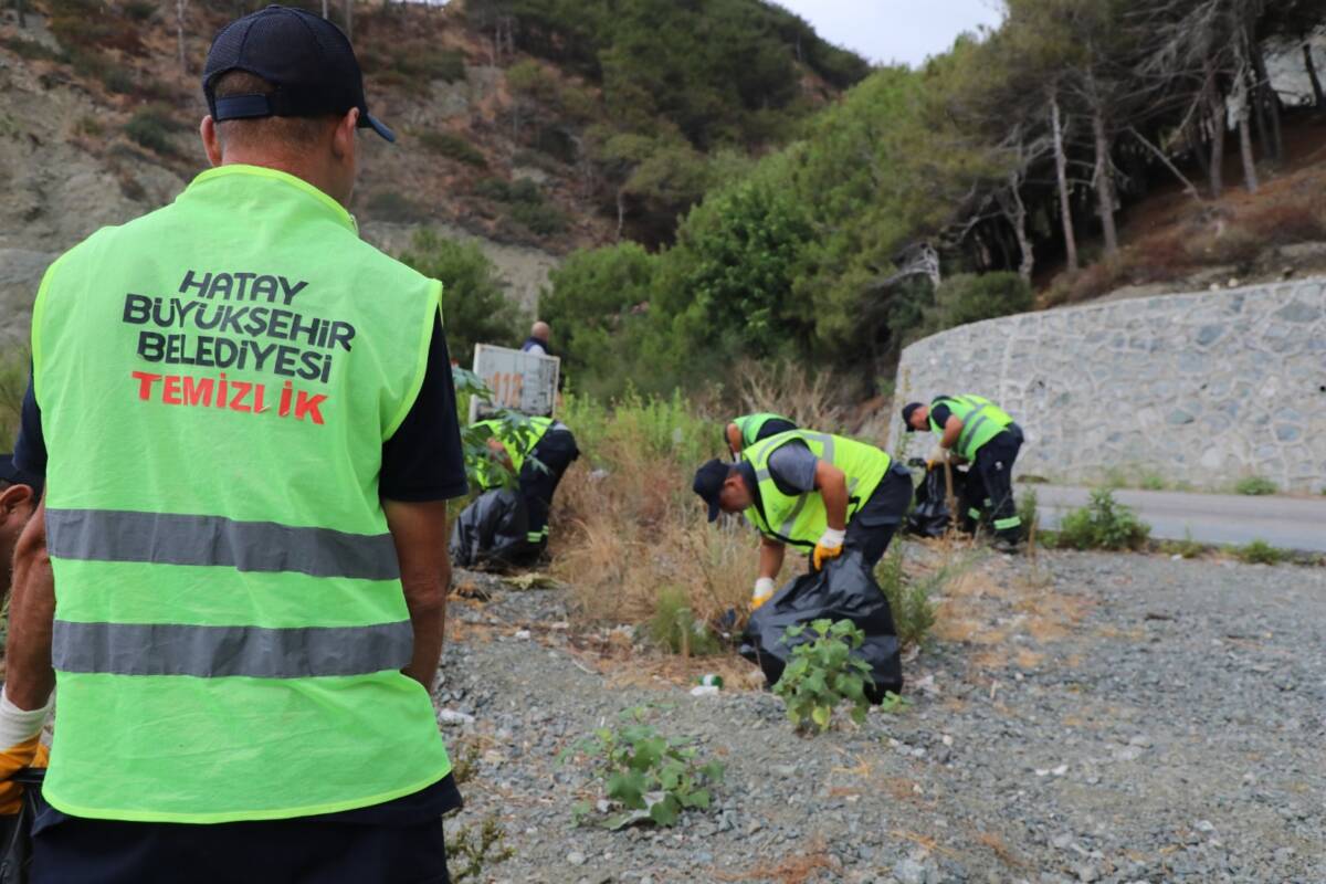Hatay Büyükşehir Belediyesi (HBB), sahillerde yürüttüğü temizlik çalışmalarıyla hem çevre