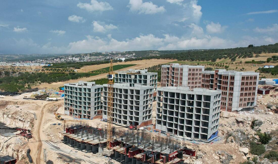 Hatay’ın Defne ilçesinde TOKİ şantiyesinde çalışan işçiler, ödenmeyen maaşları için