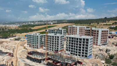 Hatay’ın Defne ilçesinde TOKİ şantiyesinde çalışan işçiler, ödenmeyen maaşları için