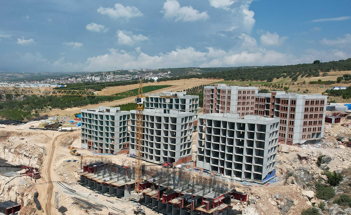 Hatay’ın Defne ilçesinde TOKİ şantiyesinde çalışan işçiler, ödenmeyen maaşları için