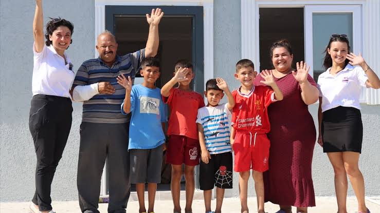 “Hatay’da Bir Umut Hikayesi: Depremzedelere Yeni Bir Ev İnşa Edildi” Hatay’da, 6 Şubat 2023’te meydana gelen büyük depremin ardından evleri