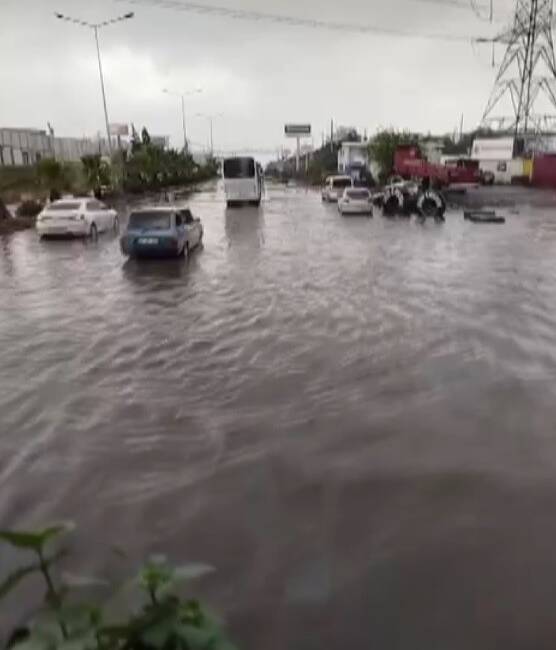 Hatay’da sağanak yağış yolları göle çevirdi Uzun süredir kuraklıkla mücadele eden Hatay’ın Dörtyol ve Payas ilçelerinde