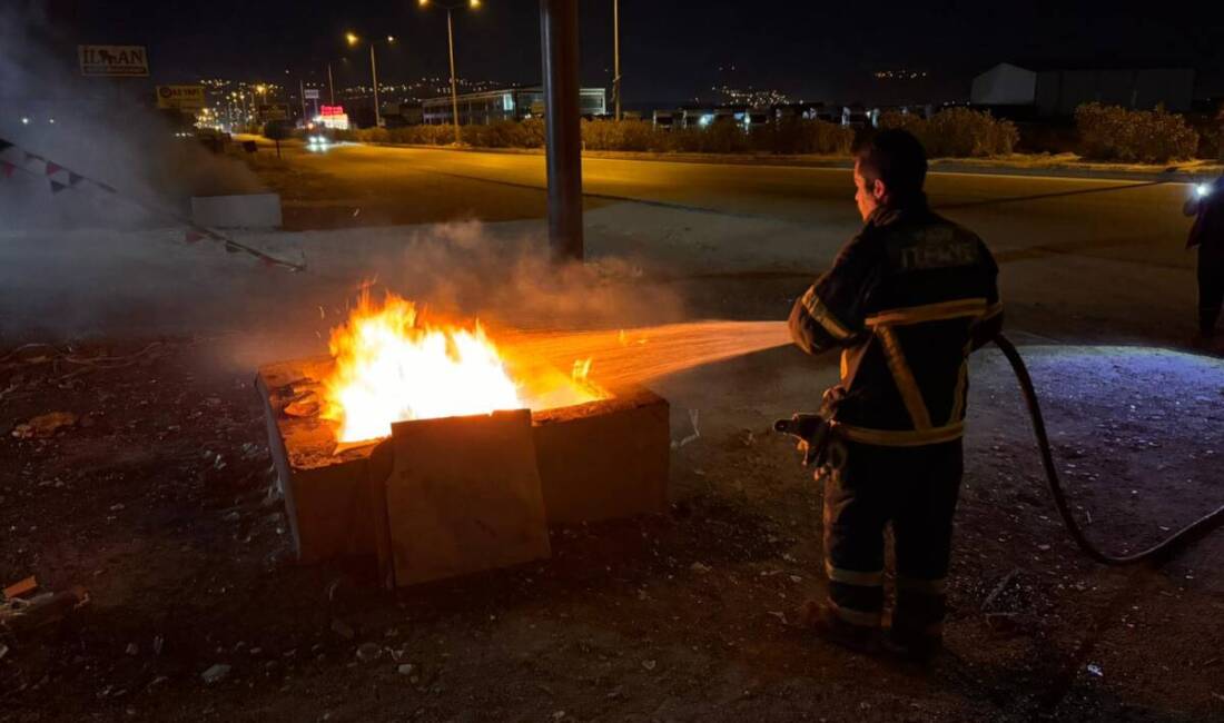 Antakya’da yağmur suyu giderinde yangın paniğe yol açtı Hatay’ın merkez ilçesi Antakya’da, bir iş yerinin önünde yer alan