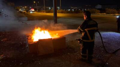 Hatay’ın merkez ilçesi Antakya’da, bir iş yerinin önünde yer alan