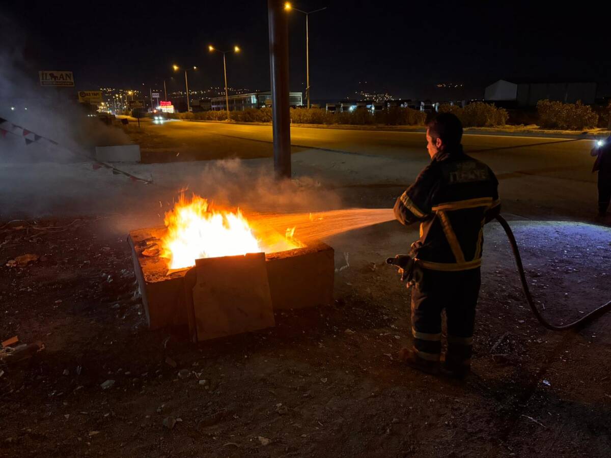 Hatay’ın merkez ilçesi Antakya’da, bir iş yerinin önünde yer alan