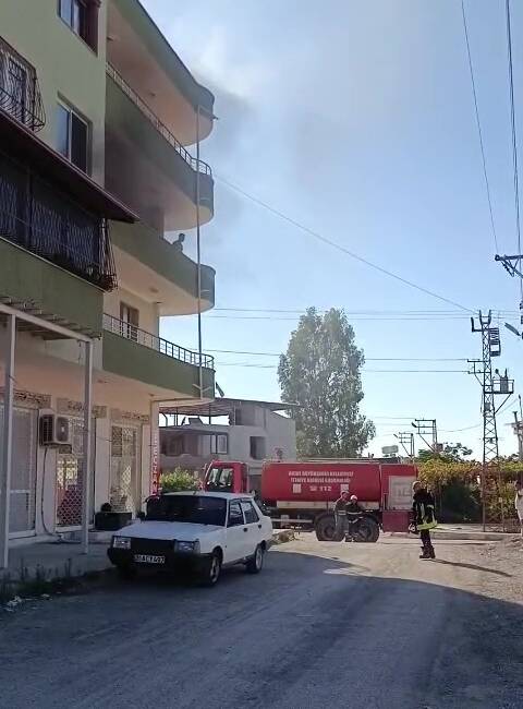 Hatay’ın Arsuz ilçesinde dört katlı bir apartmanın üçüncü katında çıkan