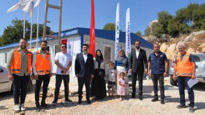 Hatay’ın Yayladağı ilçesinde yapımı tamamlanan TOKİ konutlarının anahtarları, hak sahibi