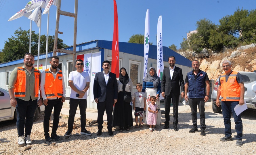 Hatay’ın Yayladağı ilçesinde yapımı tamamlanan TOKİ konutlarının anahtarları, hak sahibi