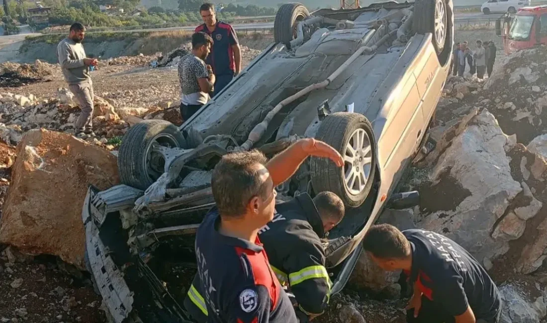 Hatay’ın Yayladağı ilçesinde kontrolden çıkan bir otomobil takla atarak ters