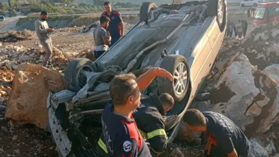 Hatay’ın Yayladağı ilçesinde kontrolden çıkan bir otomobil takla atarak ters