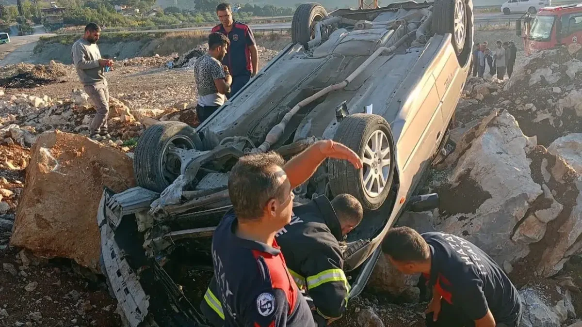 Hatay’ın Yayladağı ilçesinde kontrolden çıkan bir otomobil takla atarak ters