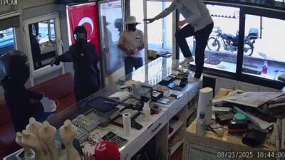 Hatay’ın Payas ilçesinde bir kuyumcuya silahlı soygun girişiminde bulunan üç