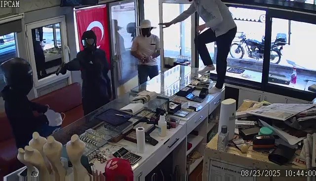 Hatay’da Kuyumcuya Silahlı Soygun Girişimi: 3 Şüpheli Tutuklandı Hatay’ın Payas ilçesinde bir kuyumcuya silahlı soygun girişiminde bulunan üç