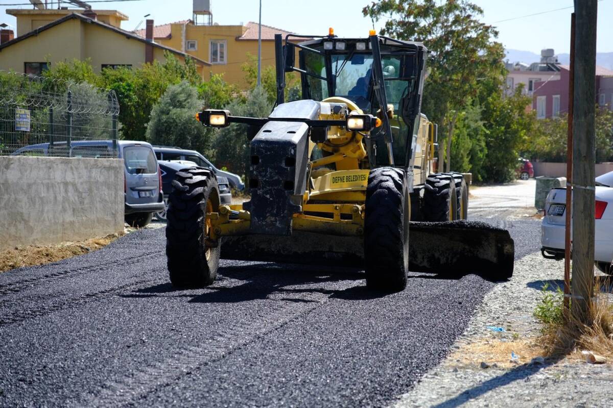 Defne Belediyesi, ilçedeki ana arterler, ara yollar ve alanların asfaltlanması