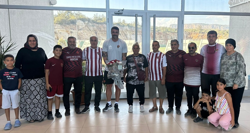   31 ASİ Gençlik Taraftar Derneği Başkanı Songül Taşdelen ve