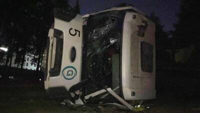 Hatay’ın Defne ilçesinde meydana gelen kazada, yük boşaltırken devrilen kamyonun