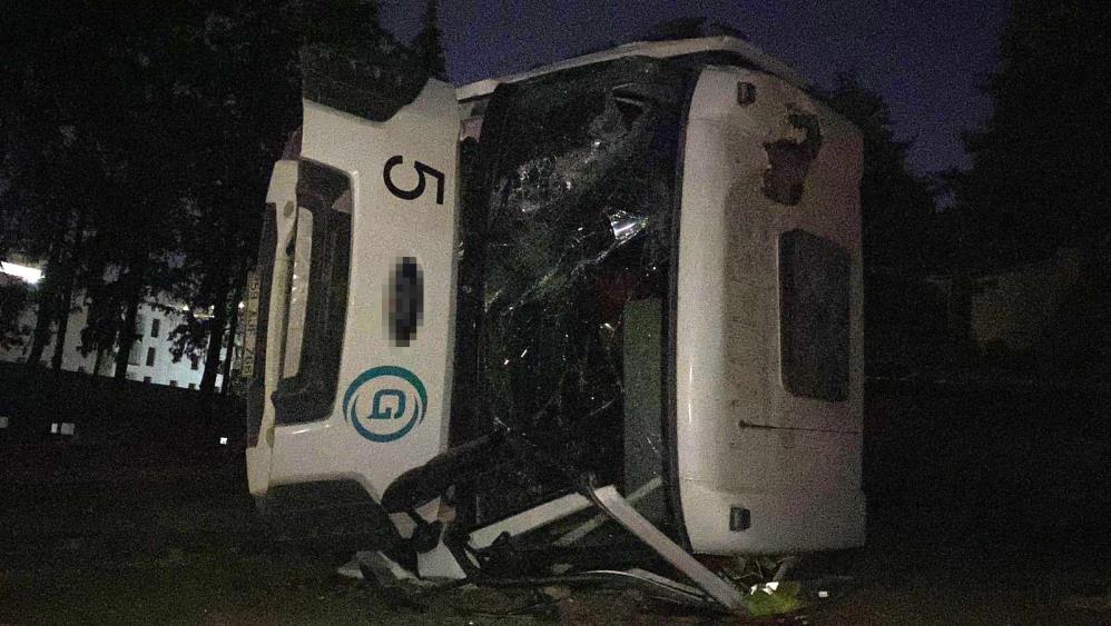 Hatay’ın Defne ilçesinde meydana gelen kazada, yük boşaltırken devrilen kamyonun