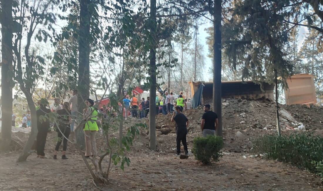 Atatürk Parkı’nda Kaza: Kamyon Devrildi Antakya Atatürk Parkı’ndaki yeni proje düzenlemeleri kapsamında çalışan bir iş