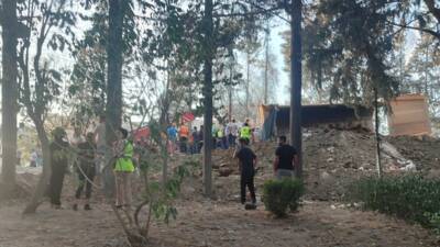 Antakya Atatürk Parkı’ndaki yeni proje düzenlemeleri kapsamında çalışan bir iş