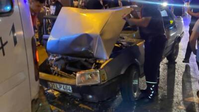 Hatay’ın Dörtyol ilçesinde meydana gelen trafik kazasında pikap ile otomobilin