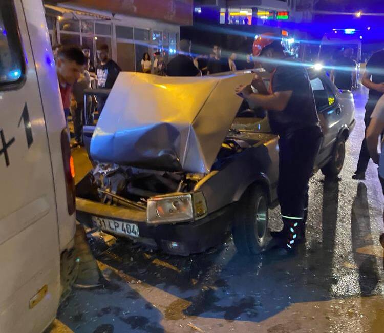 Hatay’ın Dörtyol ilçesinde meydana gelen trafik kazasında pikap ile otomobilin
