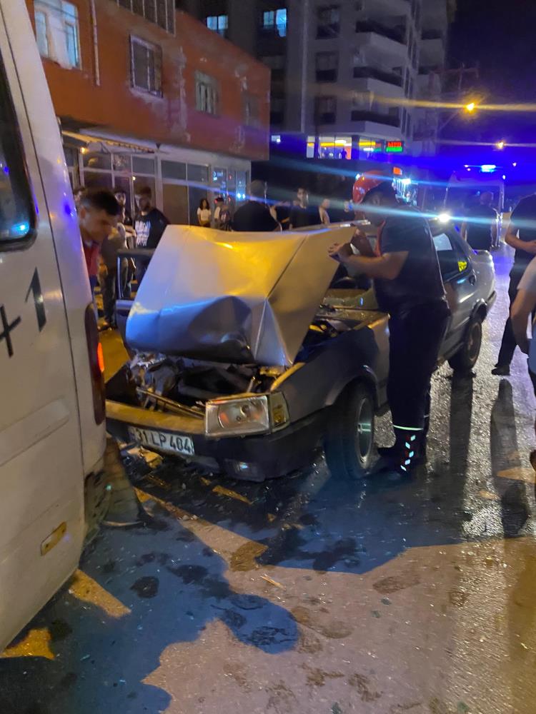 Hatay’ın Dörtyol ilçesinde meydana gelen trafik kazasında pikap ile otomobilin