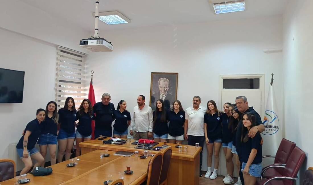 Başkan Yardımcısına Milli Forma… İskenderun Belediyespor kız hentbol takımı sporcuları, belediye başkan yardımcılarını ziyaret