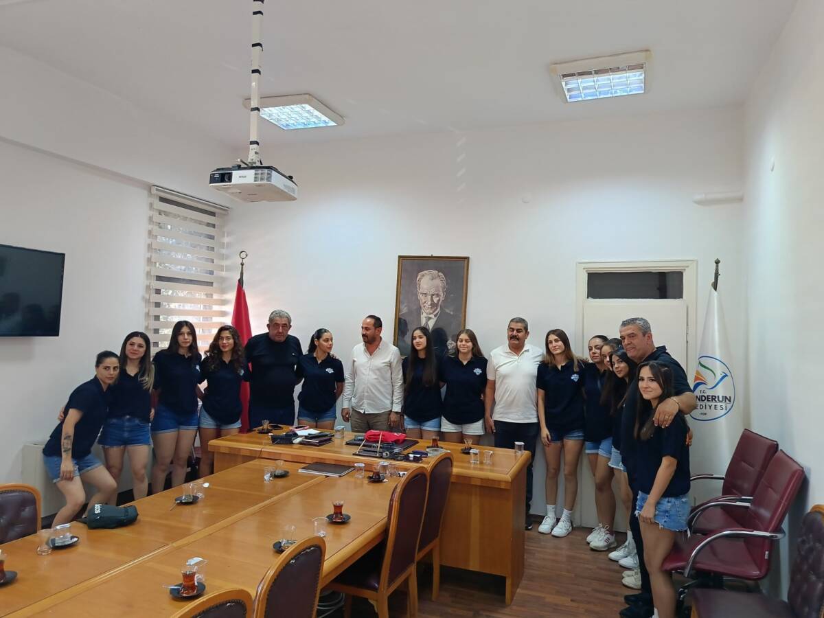 İskenderun Belediyespor kız hentbol takımı sporcuları, belediye başkan yardımcılarını ziyaret