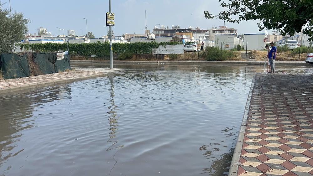 İskenderun’da Yağmur Suları Vatandaşlara Zor Anlar Yaşattı Hatay’da Sağanak Yağış Cadde ve Sokakları Göle Döndürdü