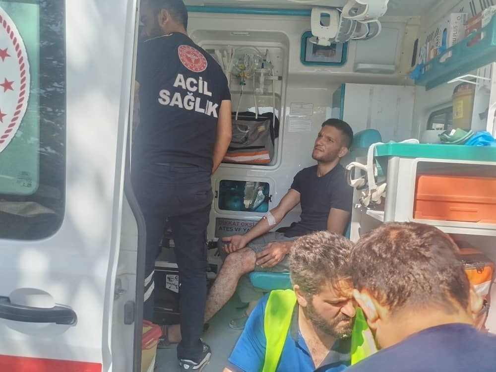 Hatay’ın Defne ilçesinde TOKİ konutları inşaatında çalışan işçiler, aylardır ödenmeyen