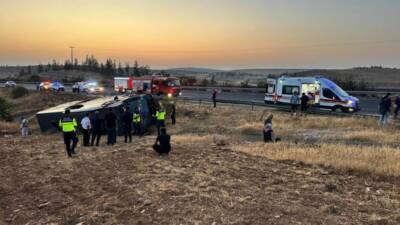 Şanlıurfa’dan Hatay’a hareket eden yolcu otobüsünde meydana gelen kazada, 3’ü