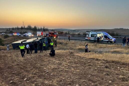 Şanlıurfa’dan Hatay’a hareket eden yolcu otobüsünde meydana gelen kazada, 3’ü