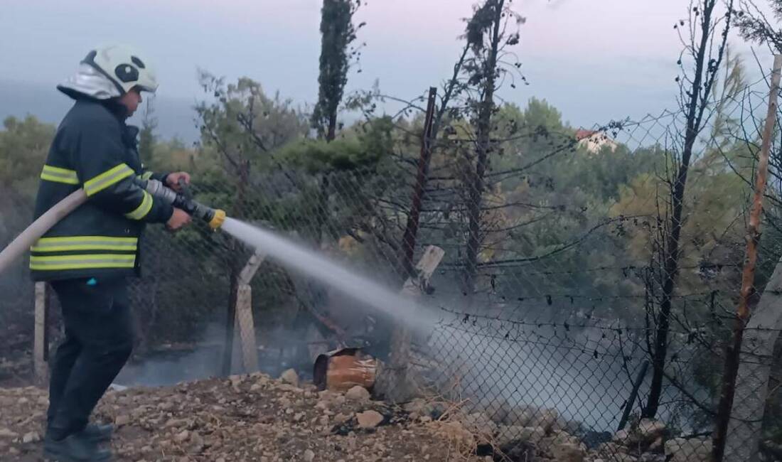Hatay’ın Arsuz ilçesinde, Işıklı Mahallesi’ndeki ormanlık alanda çıkan yangın, ekiplerin
