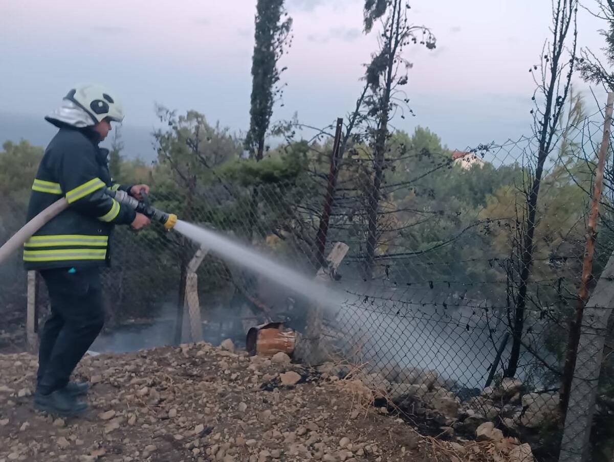 Hatay’ın Arsuz ilçesinde, Işıklı Mahallesi’ndeki ormanlık alanda çıkan yangın, ekiplerin